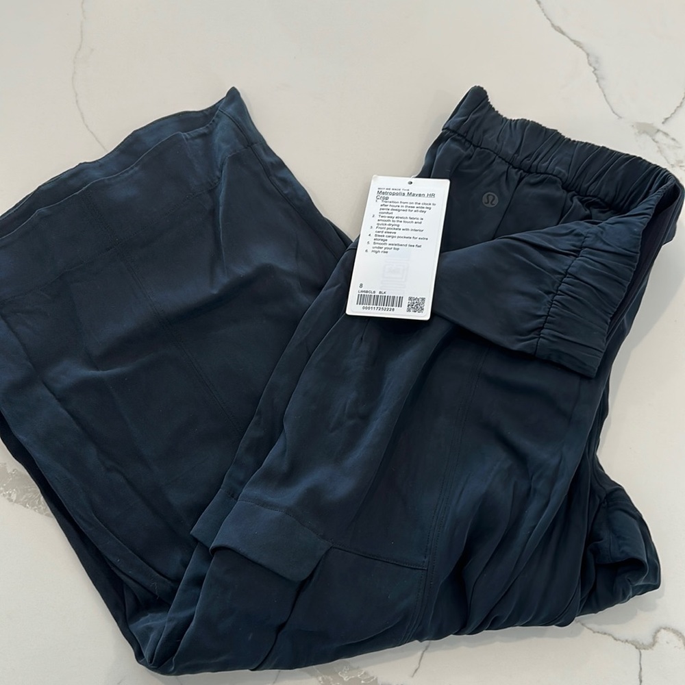 BRAND NEW!! lululemon metropolis maven hr crop size 8
